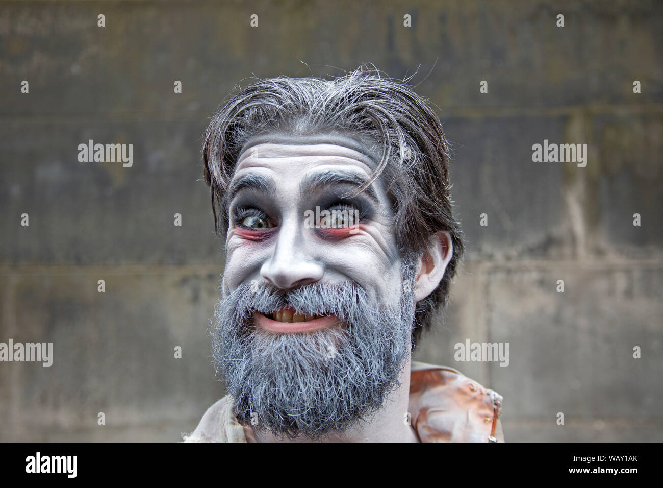 Il Royal Mile di Edimburgo, Scozia, Regno Unito. Il 22 agosto 2019. Edinburgh Fringe Festival azione è rallentare un po' su questo giovedì scorso sulla High Street, non vi era più spazio per passeggiare e meno flyering luogo. I musicisti sono ancora intrattenere il pubblico e gli stadi erano ancora in azione e naturalmente gli artisti di strada sono ancora spada la deglutizione. Membro del cast dal fantasma di Canterville, a Lauriston Halls-Venue 163. Foto Stock