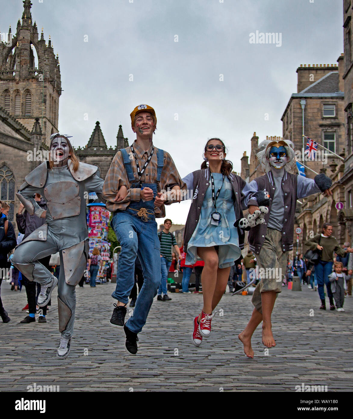 Il Royal Mile di Edimburgo, Scozia, Regno Unito. Il 22 agosto 2019. Edinburgh Fringe Festival azione è rallentare un po' su questo giovedì scorso sulla High Street, non vi era più spazio per passeggiare e meno flyering luogo. I musicisti sono ancora intrattenere il pubblico e gli stadi erano ancora in azione e naturalmente gli artisti di strada sono ancora spada la deglutizione. Colato dal Wizard of Oz, nello spazio @Niddry Street. Foto Stock