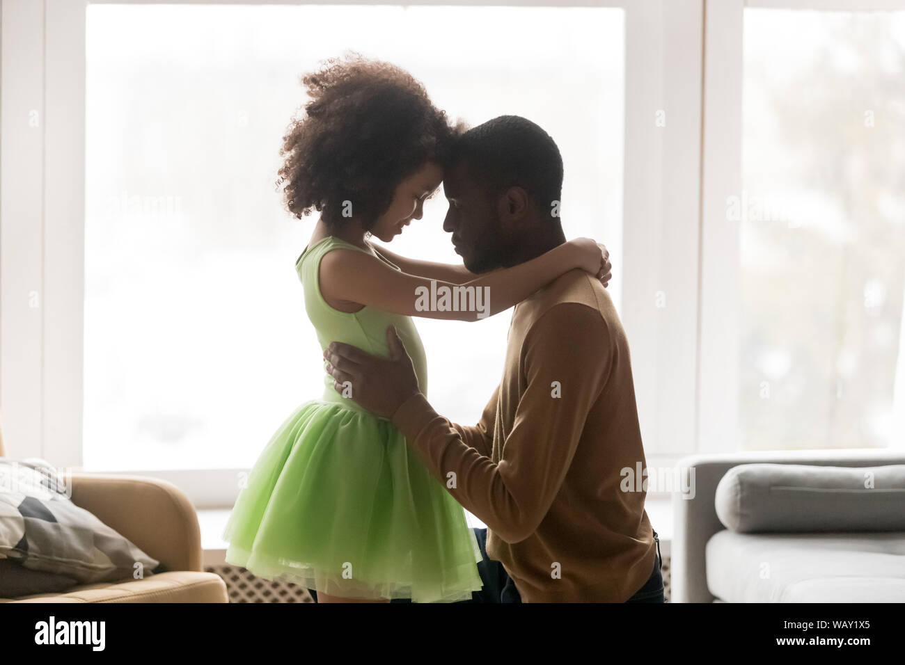 Amare americano africano padre e figlia di età prescolare toccare fronte Foto Stock