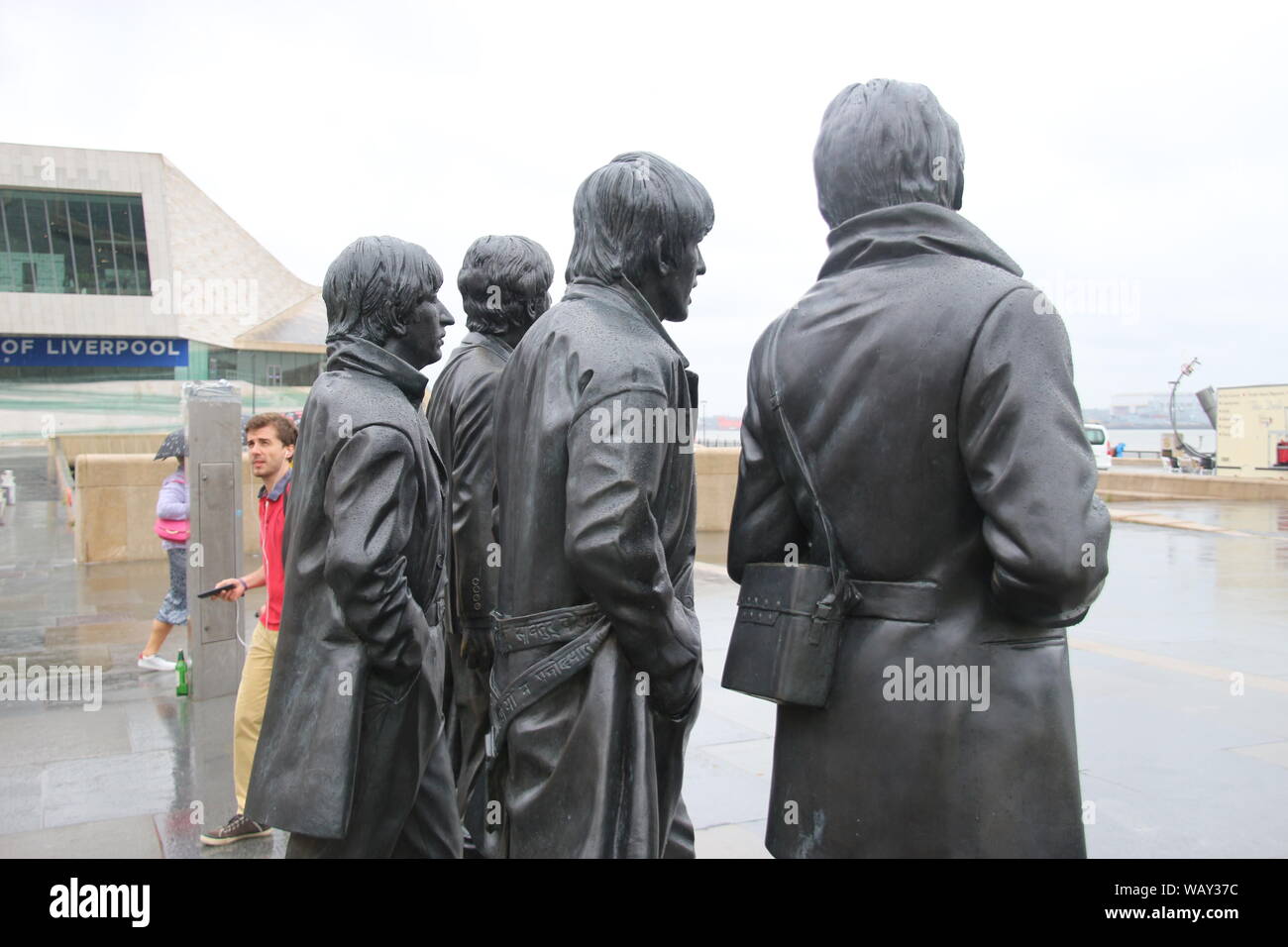 La scultura del Beatles su Pier Head, Dock Liverpool, Merseyside, in condizioni di tempo piovoso. Installato nel 2015. Artista: Andy Edwards. Il nord-Europa occidentale. Foto Stock