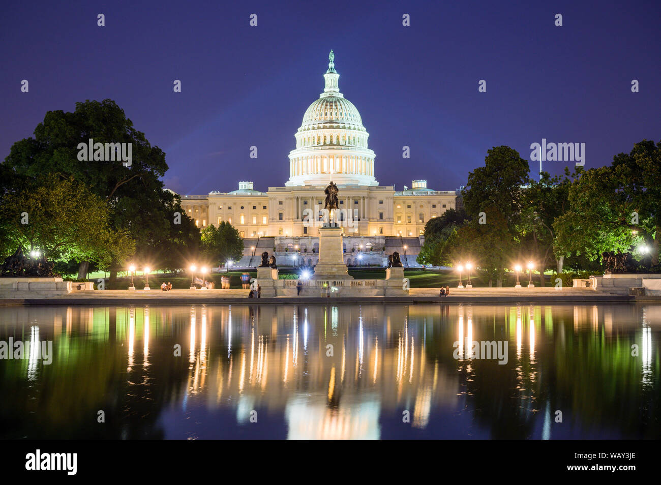 US Capitol Building, National Mall, Washington DC di notte con riflessioni nello stagno Foto Stock