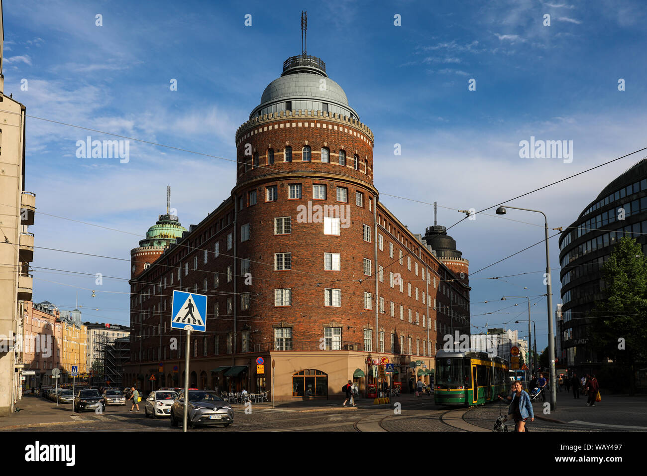 Arenan talo triangolare edificio residenziale dall'architetto Lars Sonck, Hakaniemi nel distretto di Helsinki, Finlandia Foto Stock