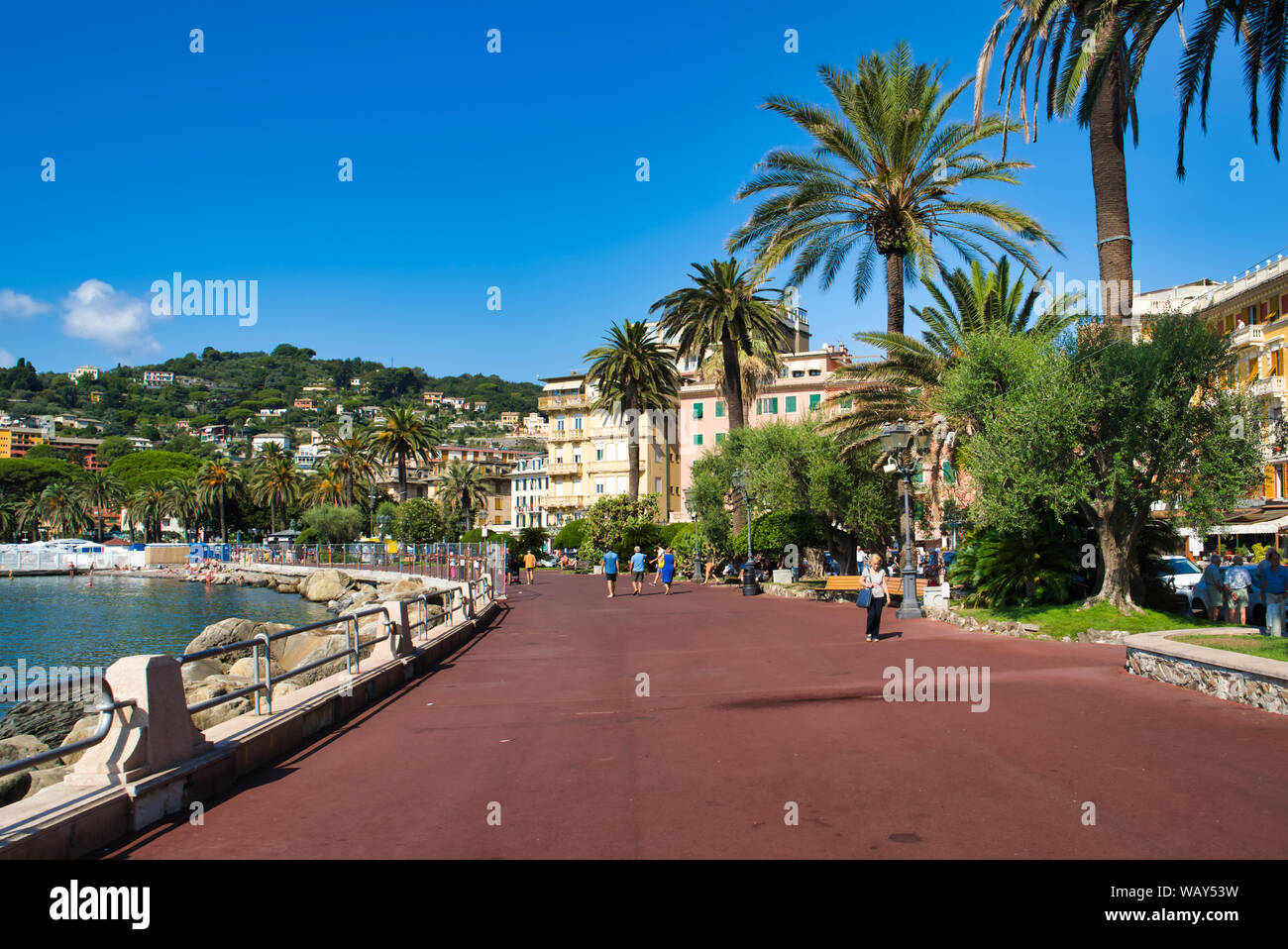 RAPALLO, LIGURIA, Italia - 16 agosto 2019: una meravigliosa vista della passeggiata nella città di Rapallo. Lungomare Vittorio Veneto. Bella cittadina Foto Stock
