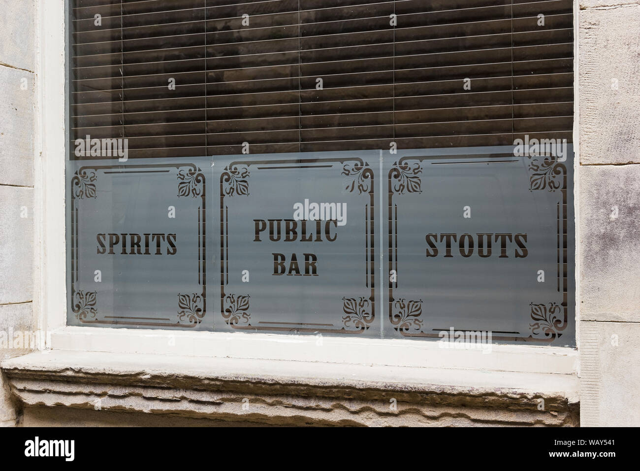 UK public house windows Foto Stock