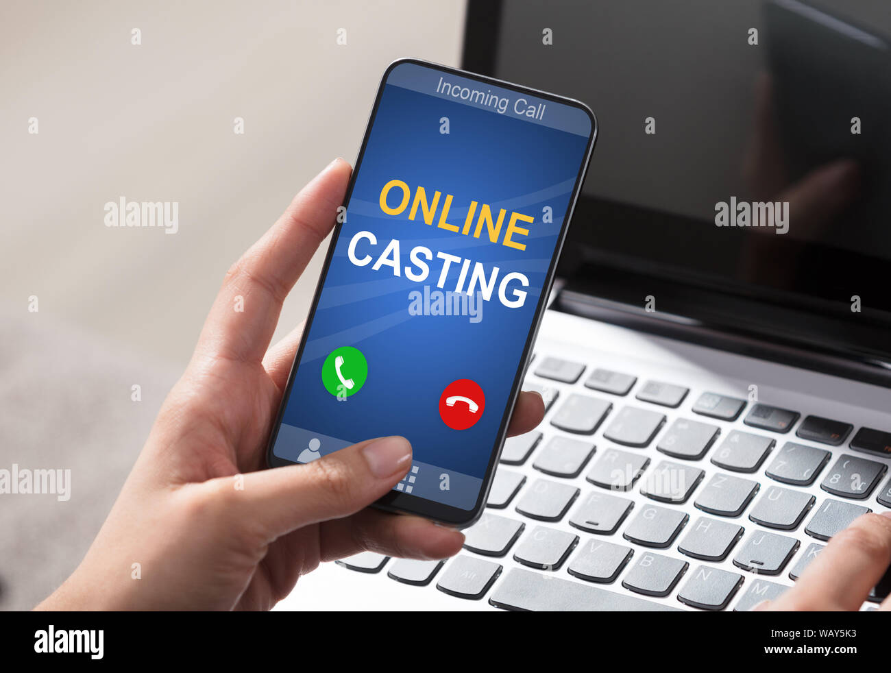Umani mano azienda Smartphone con Online Testo di colata la ricezione di chiamate in entrata sul display Foto Stock