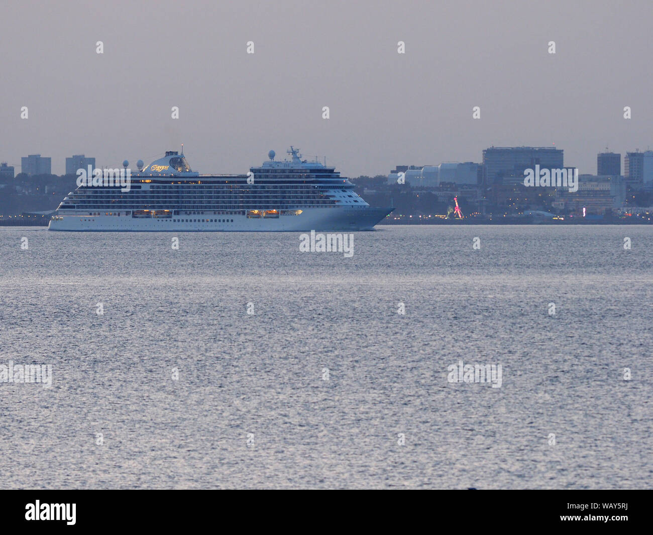 Sheerness, Kent, Regno Unito. Il 22 agosto, 2019. Nave da crociera Seven Seas Explorer (224m) costruito nel 2016 passando Sheerness, Kent questa sera subito dopo il tramonto. Credito: James Bell/Alamy Live News Foto Stock