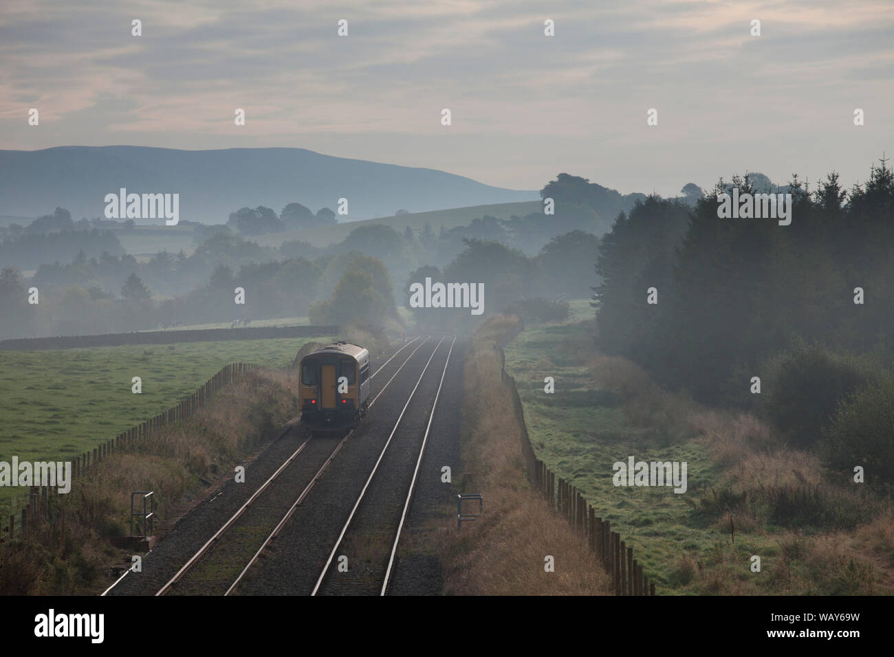 Nord classe rampa 153 sprinter treno passa Eldroth sul 'poco a nord occidentale" Carnforth per estinguere la linea di giunzione in Yorkshire su un vago mattina Foto Stock