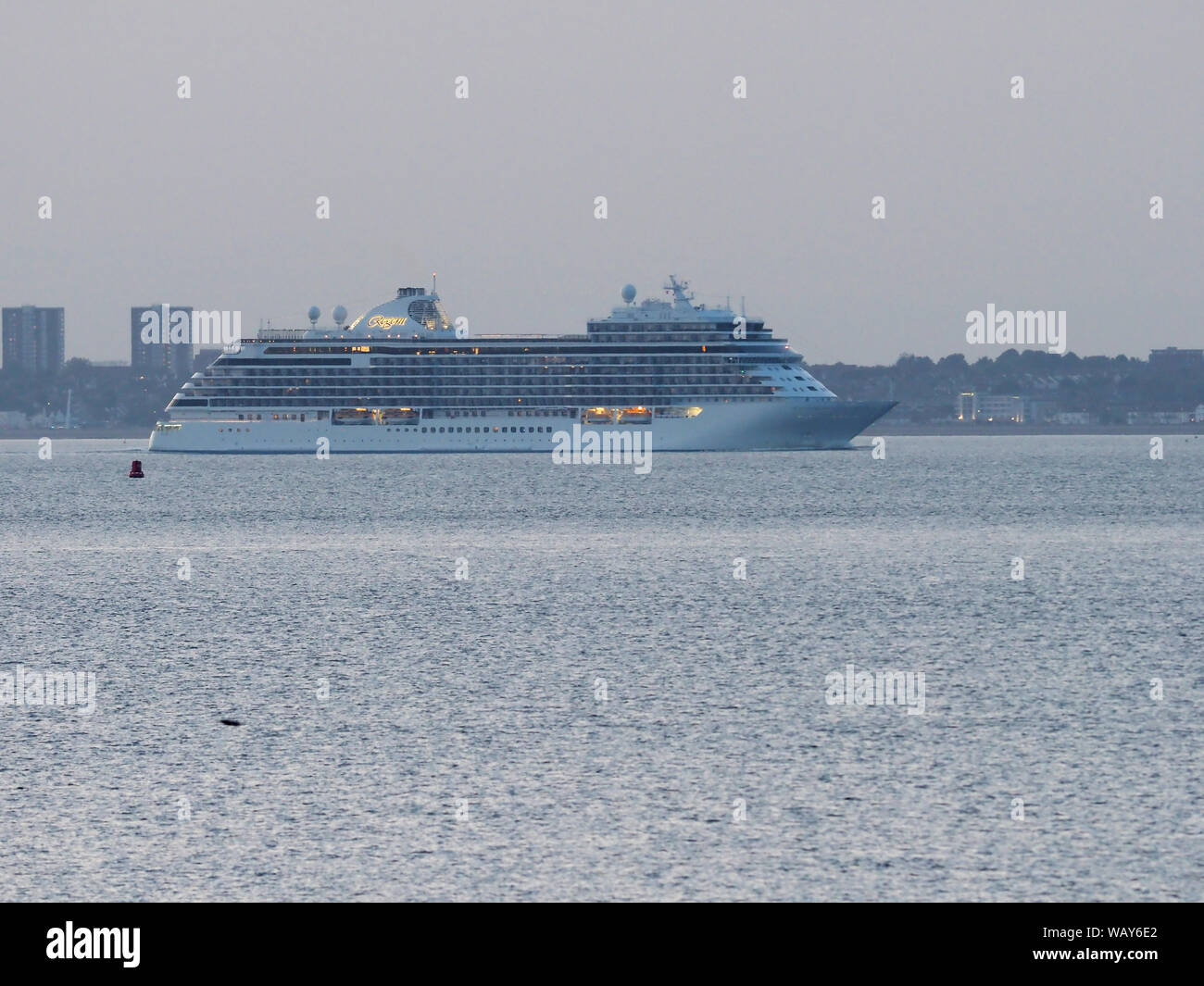Sheerness, Kent, Regno Unito. Il 22 agosto, 2019. Nave da crociera Seven Seas Explorer (224m) costruito nel 2016 passando Sheerness, Kent questa sera subito dopo il tramonto. Credito: James Bell/Alamy Live News Foto Stock