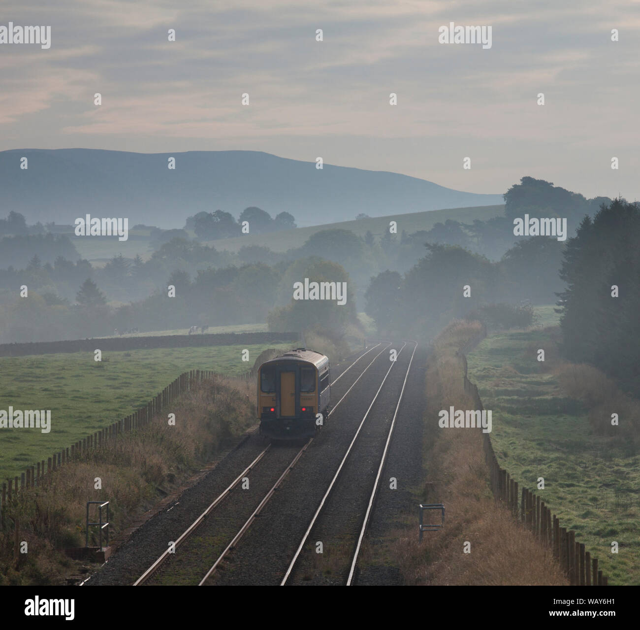 Nord classe rampa 153 sprinter treno passa Eldroth sul 'poco a nord occidentale" Carnforth per estinguere la linea di giunzione in Yorkshire su un vago mattina Foto Stock
