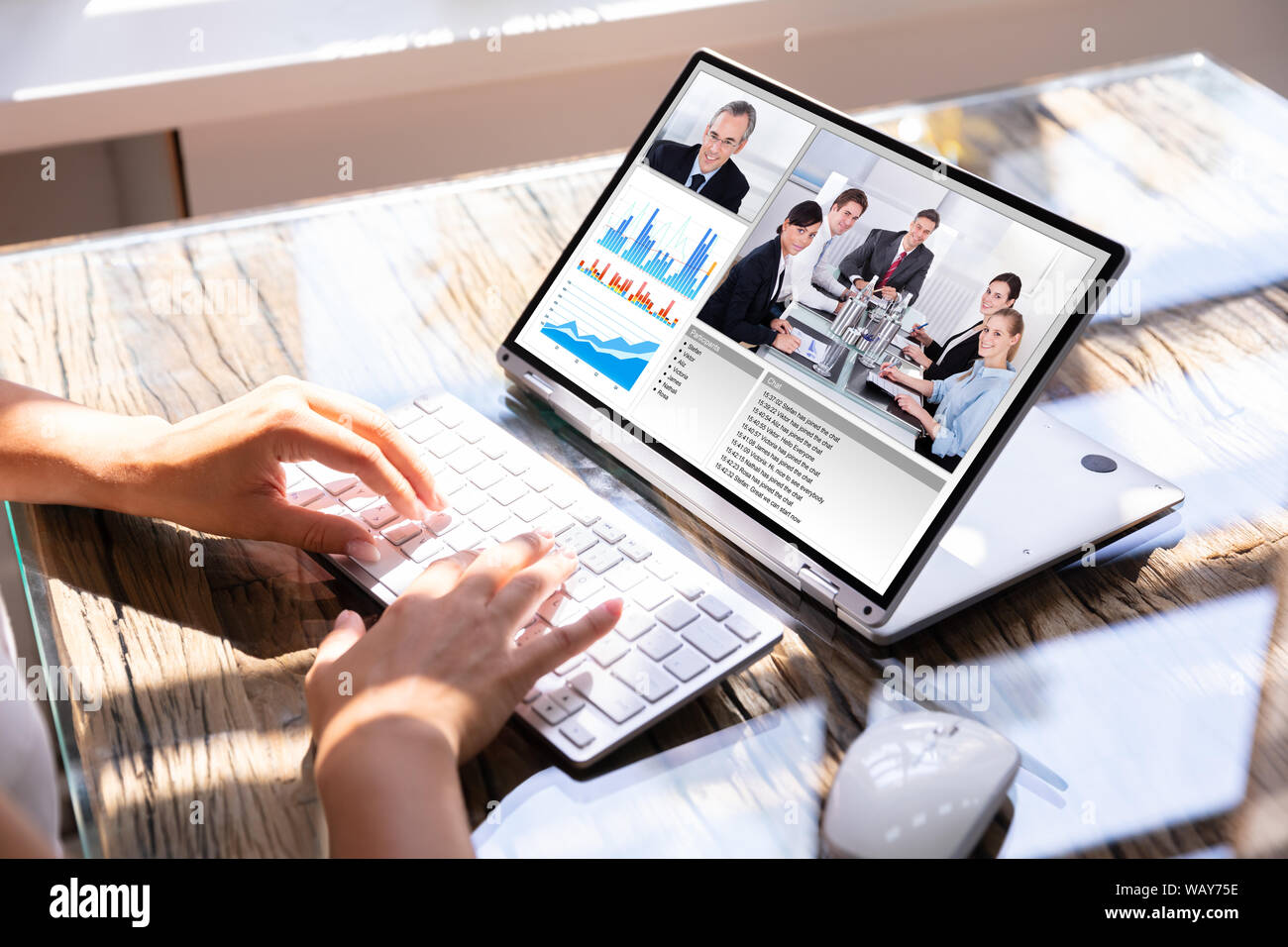 Immagine ritagliata di imprenditrice utilizzando computer portatile alla reception per le videoconferenze Foto Stock