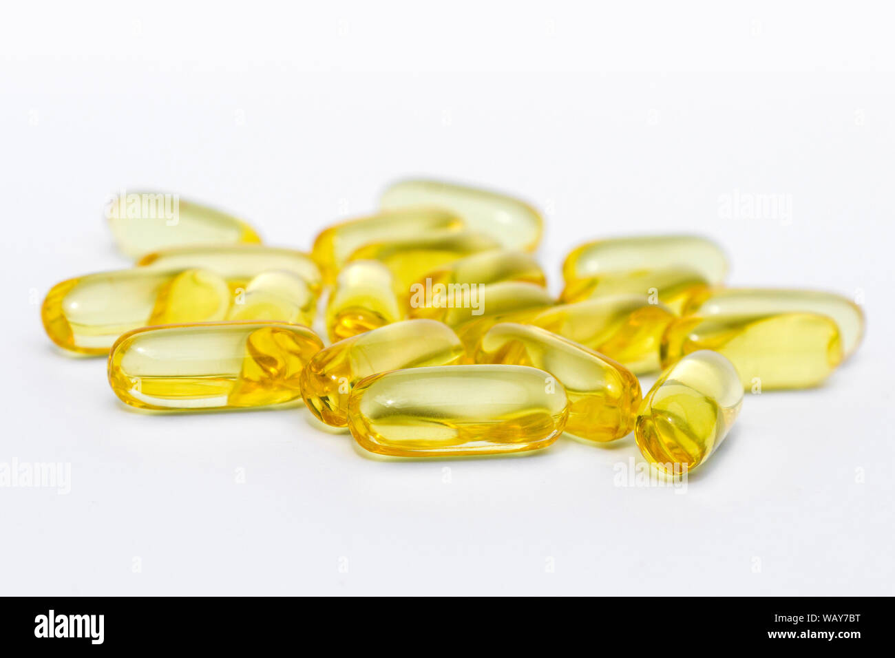 Vitamina pillole o capsule di gel su sfondo bianco Foto Stock