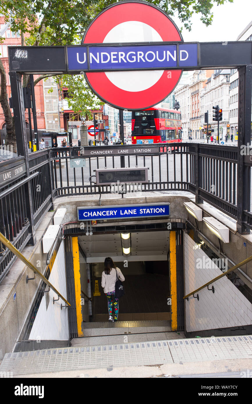 London, Regno Unito - Agosto 2019: Donna entrando in metropolitana di Londra presso il Chancery Lane station a livello di strada Foto Stock