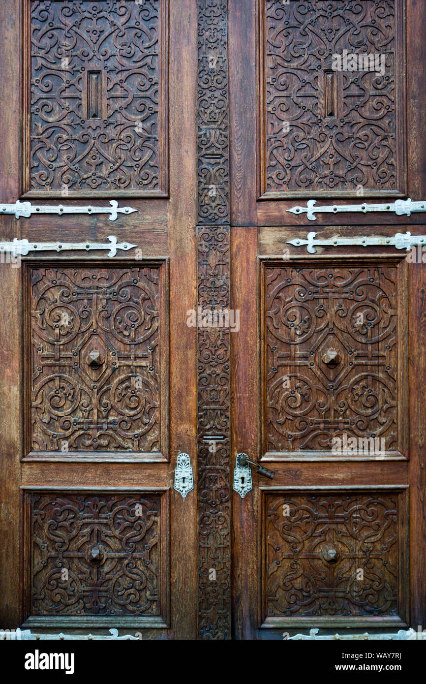 Medievale decorato in legno porta o portale Foto Stock