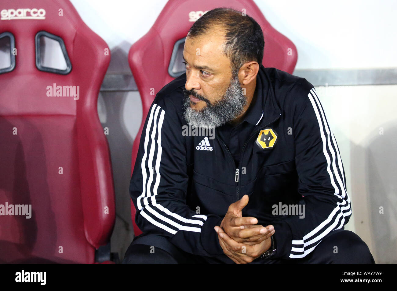 Torino, Italia. Il 22 agosto, 2019. Nuno Espirito Santo, allenatore di Wolverhampton Wanderers Fc., guarda sulla prima che la UEFA Europa League playoff prima gamba partita di calcio tra Torino FC e Wolverhampton Wanderers Fc. Credito: Marco Canoniero/Alamy Live News Foto Stock