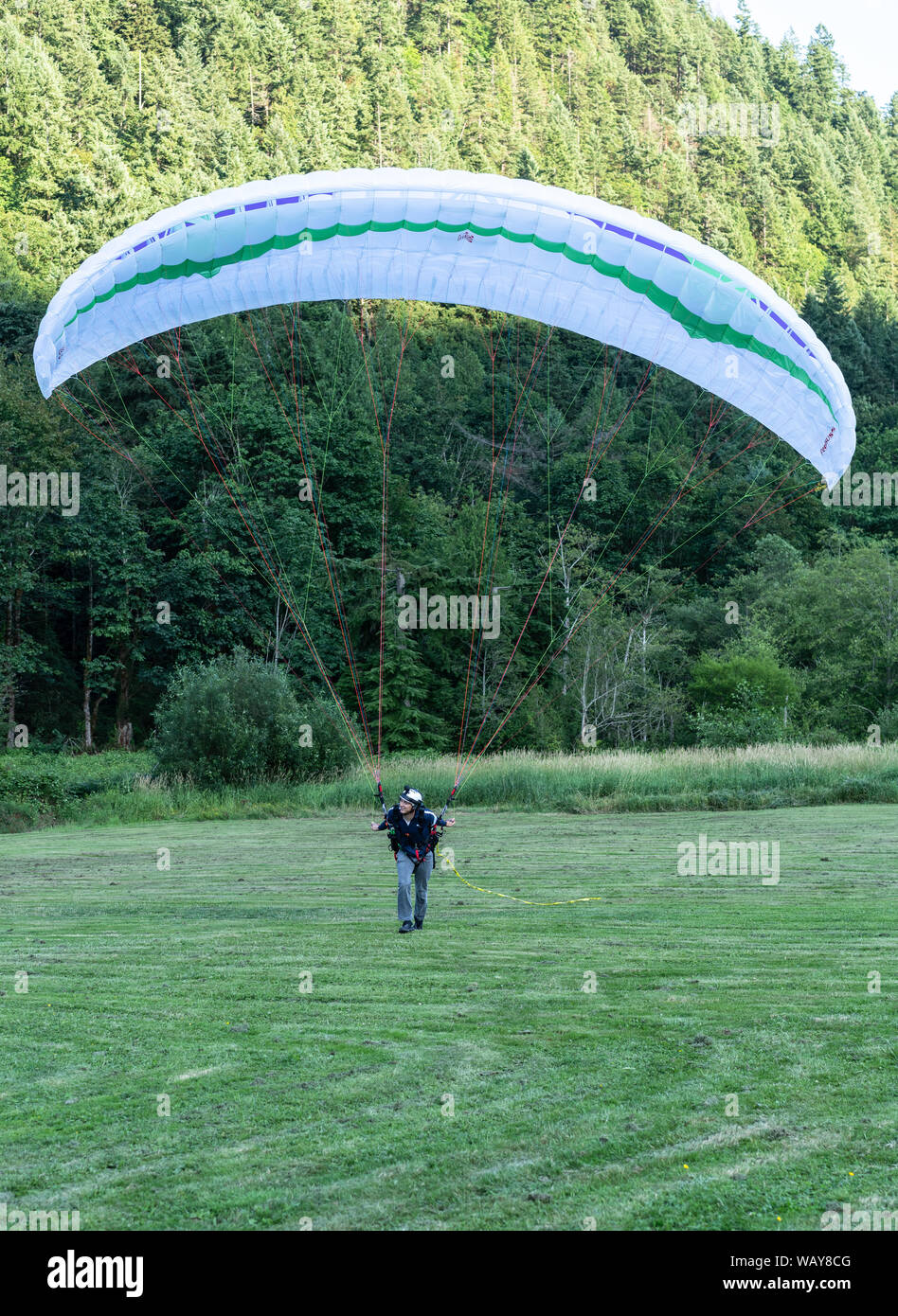 Il parapendio è il ricreativo e competitivo sport di avventura di volare para alianti. Foto Stock