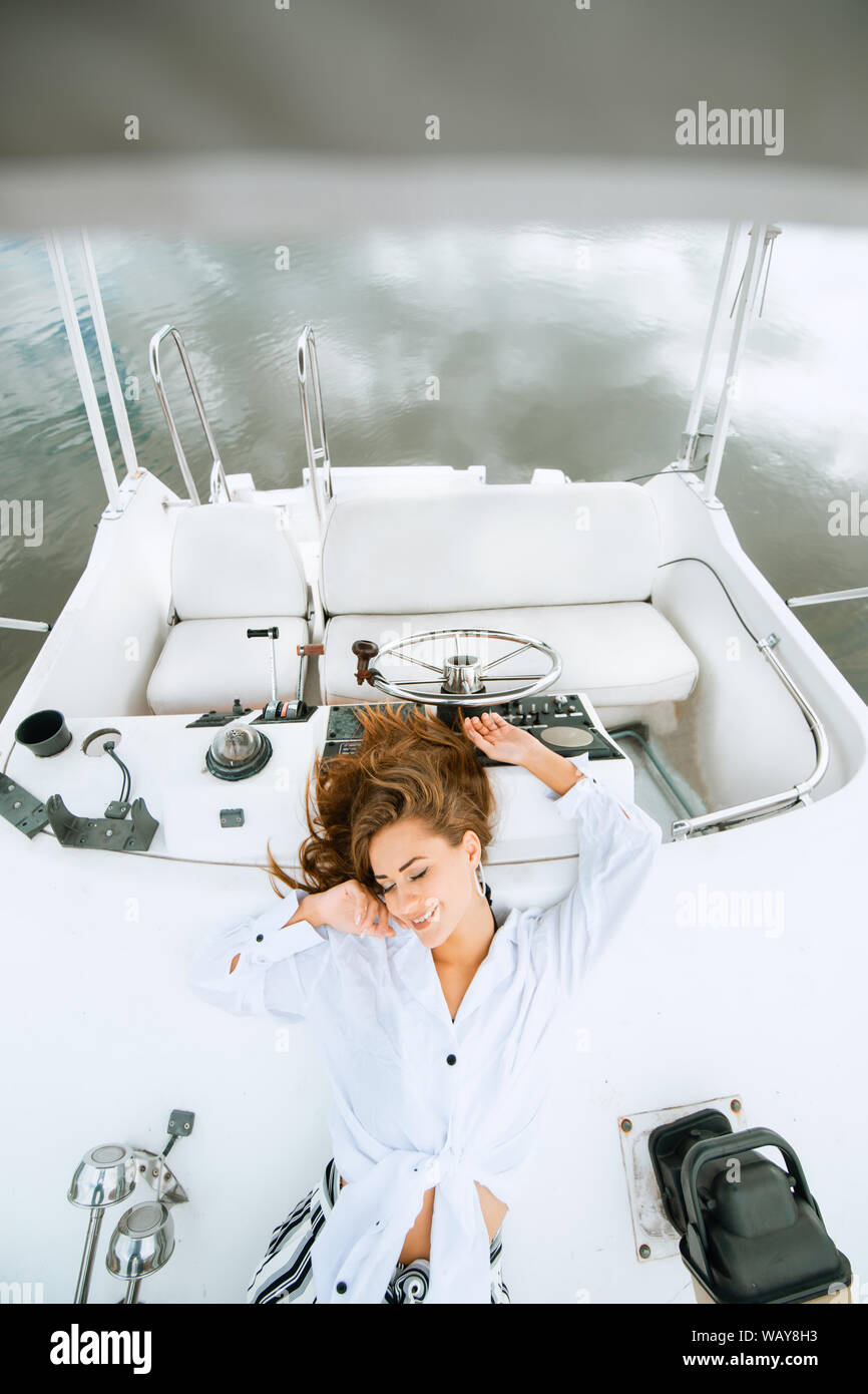 Le belle donne che giace sul ponte dello yacht e godendo relax in mare viaggi Foto Stock Le belle donne che giace sul ponte dello yacht e godendo relax in mare viaggi Foto Stock