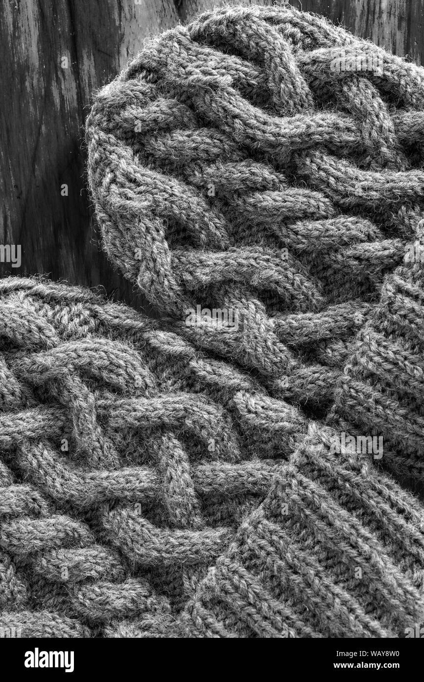 Maglia a mano coppia di cappelli di lana con un sacco di cavi. Una per una per adulti e una per bambini. Foto Stock