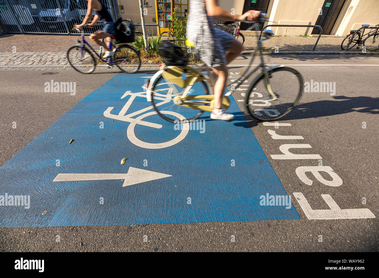 Freiburg im Breisgau, extra large contrassegnato bicicletta Road nel centro della città, Foto Stock