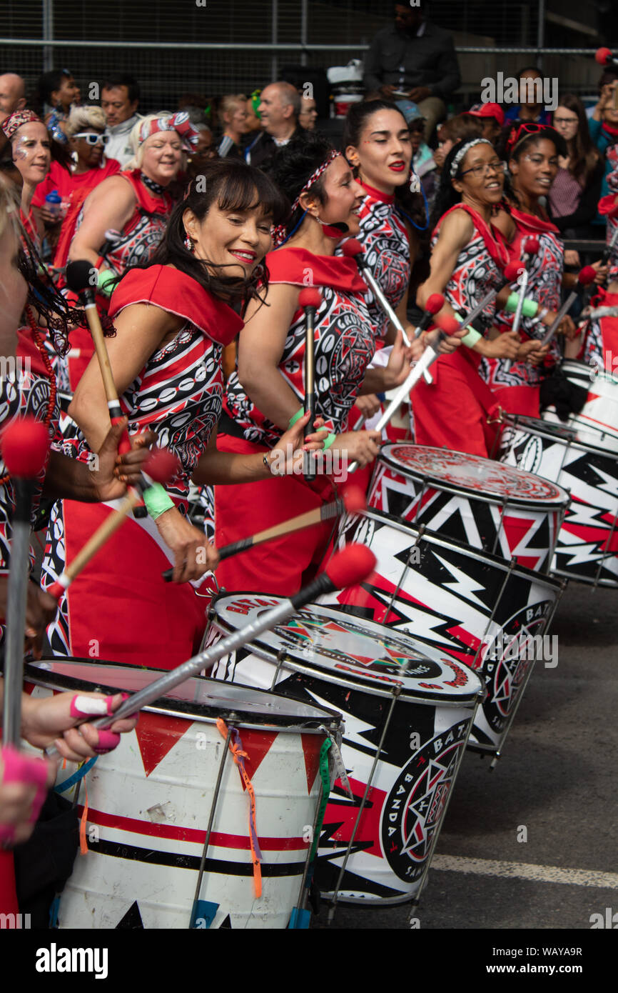 Londra / Regno Unito - 22 agosto 2018: gente sfilando ballare e cantare al carnevale di Notting Hill Foto Stock