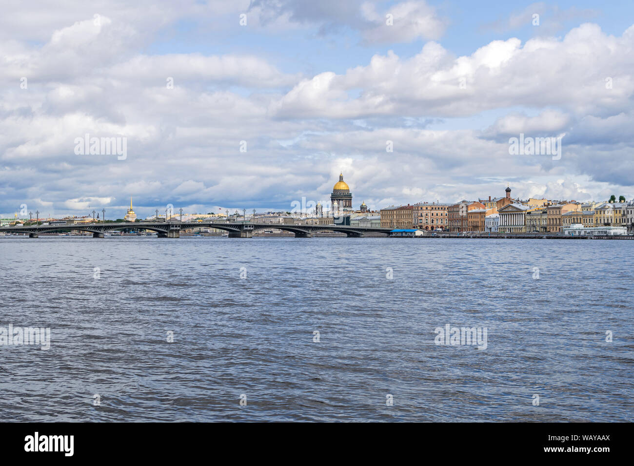 Saint Petersburg, Russia - 3 Agosto 2019: Fiume Bolshaya Neva con la sua Angliyskaya Embankment (Inglese Embankment), ex sfarzose Case di Imperia Foto Stock