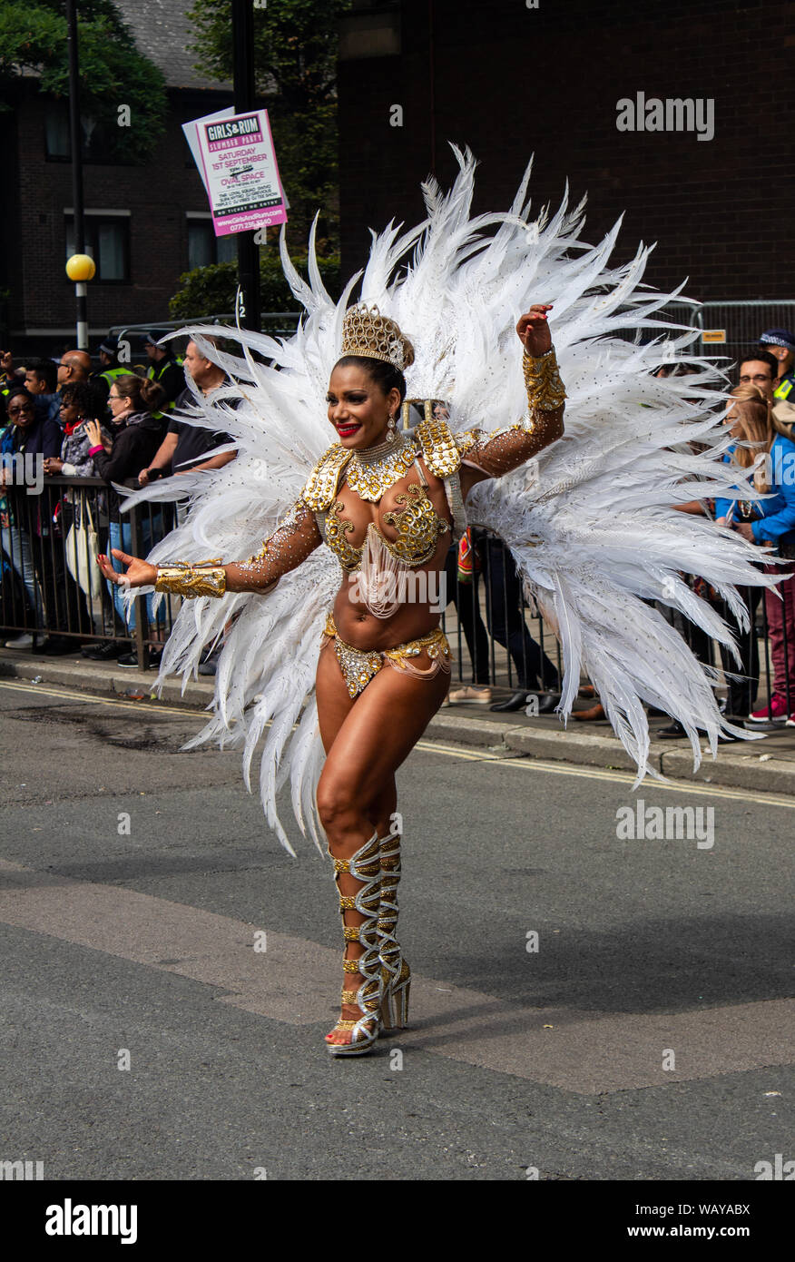 Londra / Regno Unito - 22 agosto 2018: Parata regina salsa dancing al carnevale di Notting Hill Foto Stock