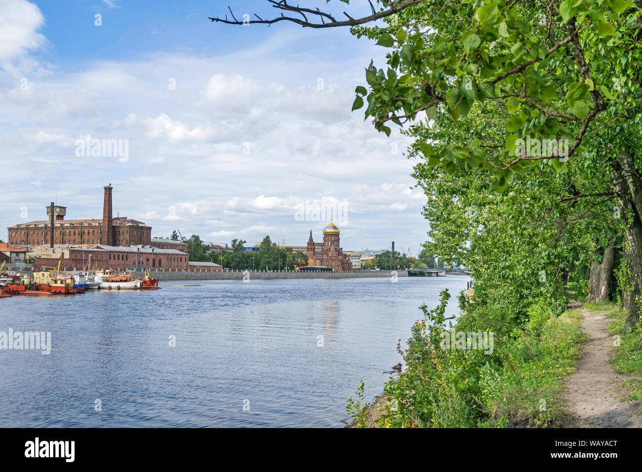 Argine del Fiume Ekateringofka con il mondo industriale e il complesso di magazzini Ekateringofka 19 e la Chiesa Ortodossa dell Epifania su Gutuevsky Foto Stock