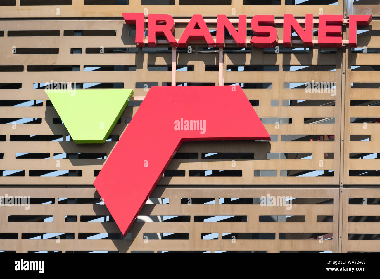Transnet segnaletica o accedi accattivanti luminose lettere colorate sul lato di un edificio a Johannesburg Gauteng, Sud Africa Foto Stock