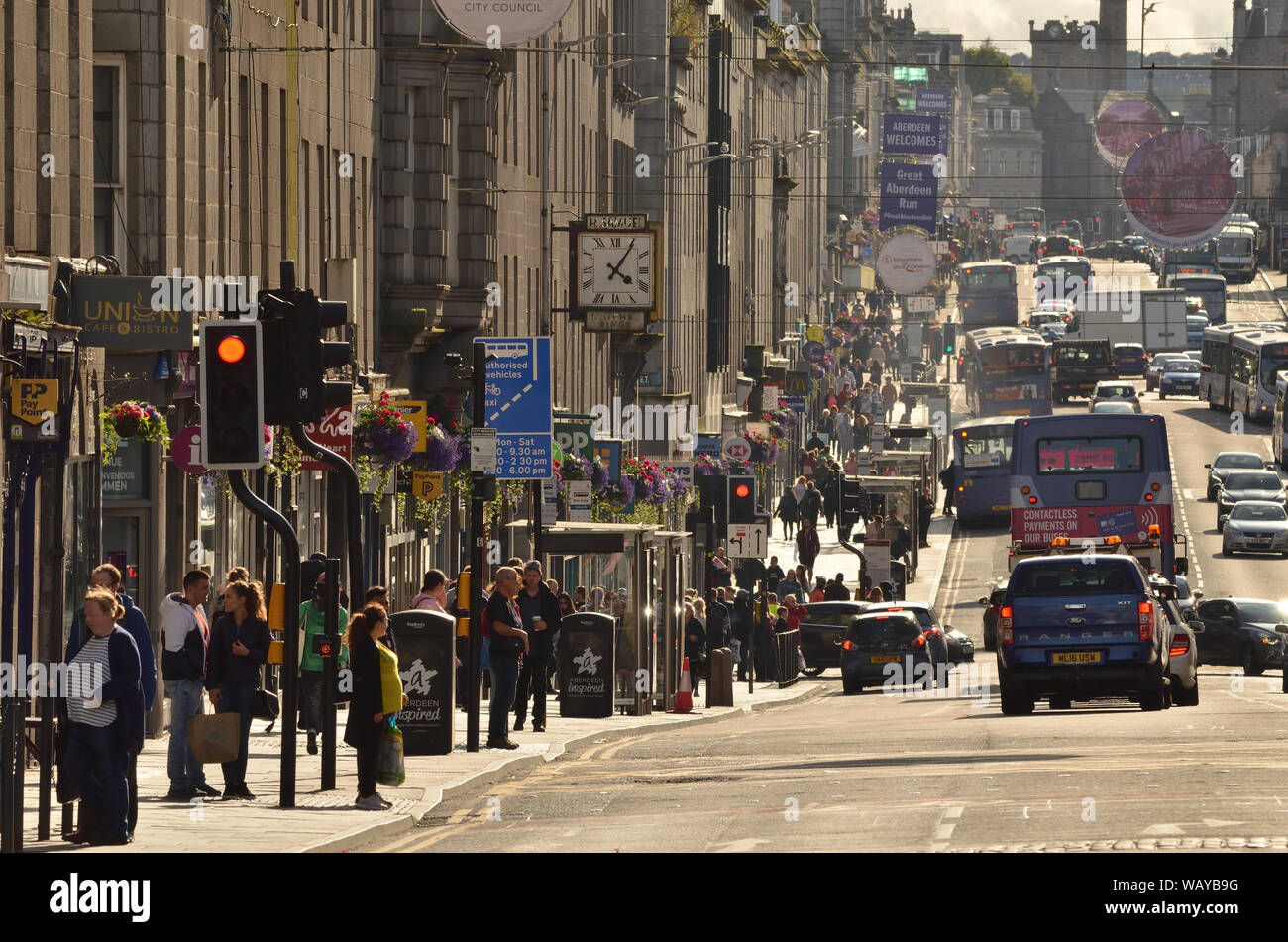 Un tipico British 'high street' scena nel 2019 con acquirenti e il traffico su Union Street in Aberdeen City Centre, Scozia. Foto Stock
