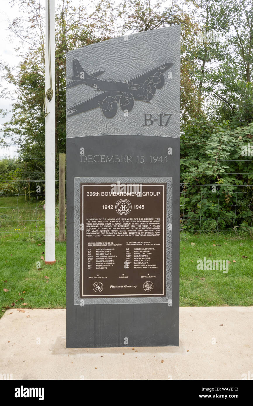 Lapide che ricorda i soldati americani sono morti mentre serve a RAF Greenham Common durante la II Guerra Mondiale, Berkshire, Regno Unito Foto Stock