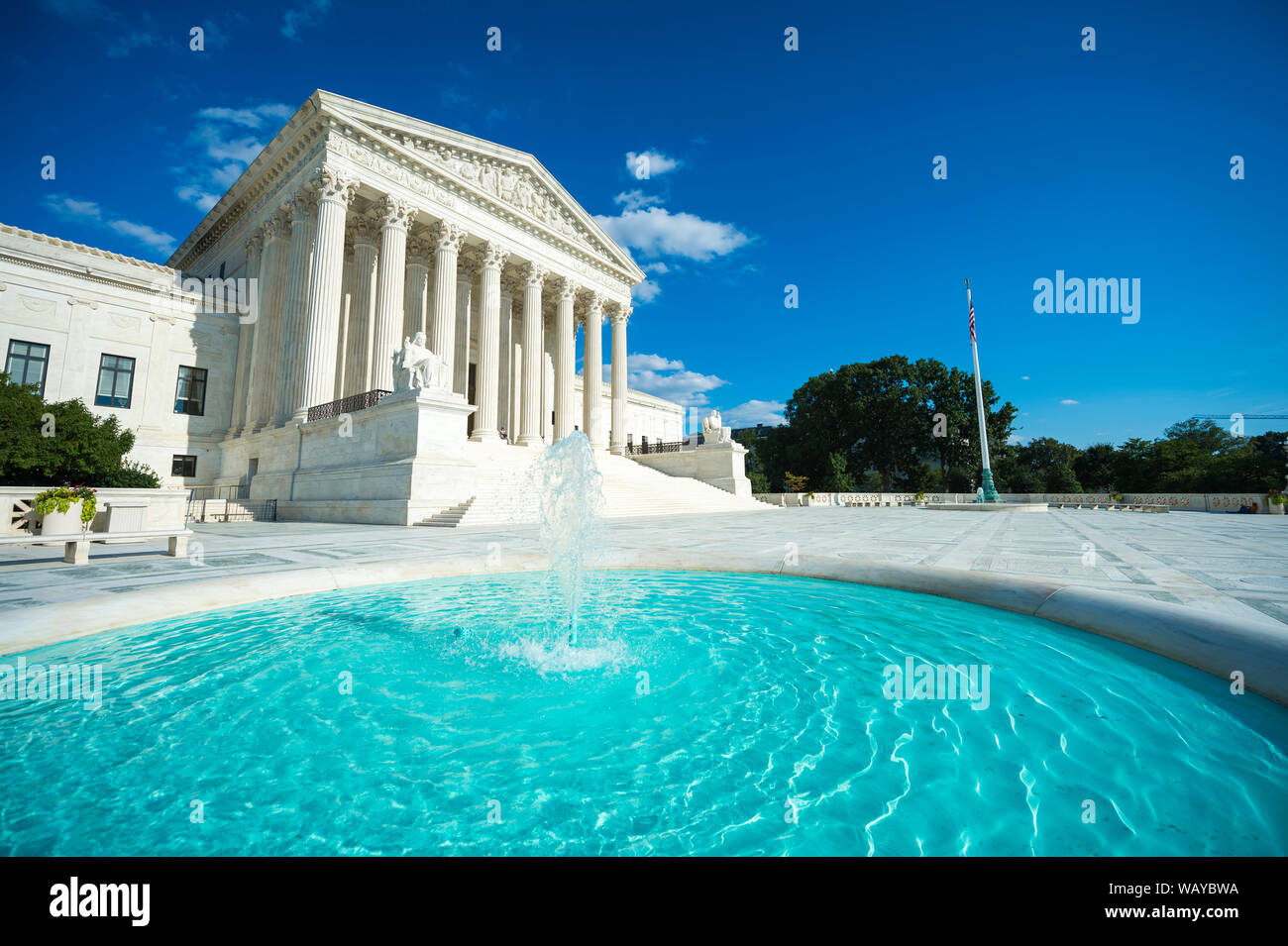 Luminose scenic sunny view del fronte esterno della Corte suprema degli Stati Uniti edificio con acque blu di una fontana a Washington DC, Stati Uniti d'America Foto Stock