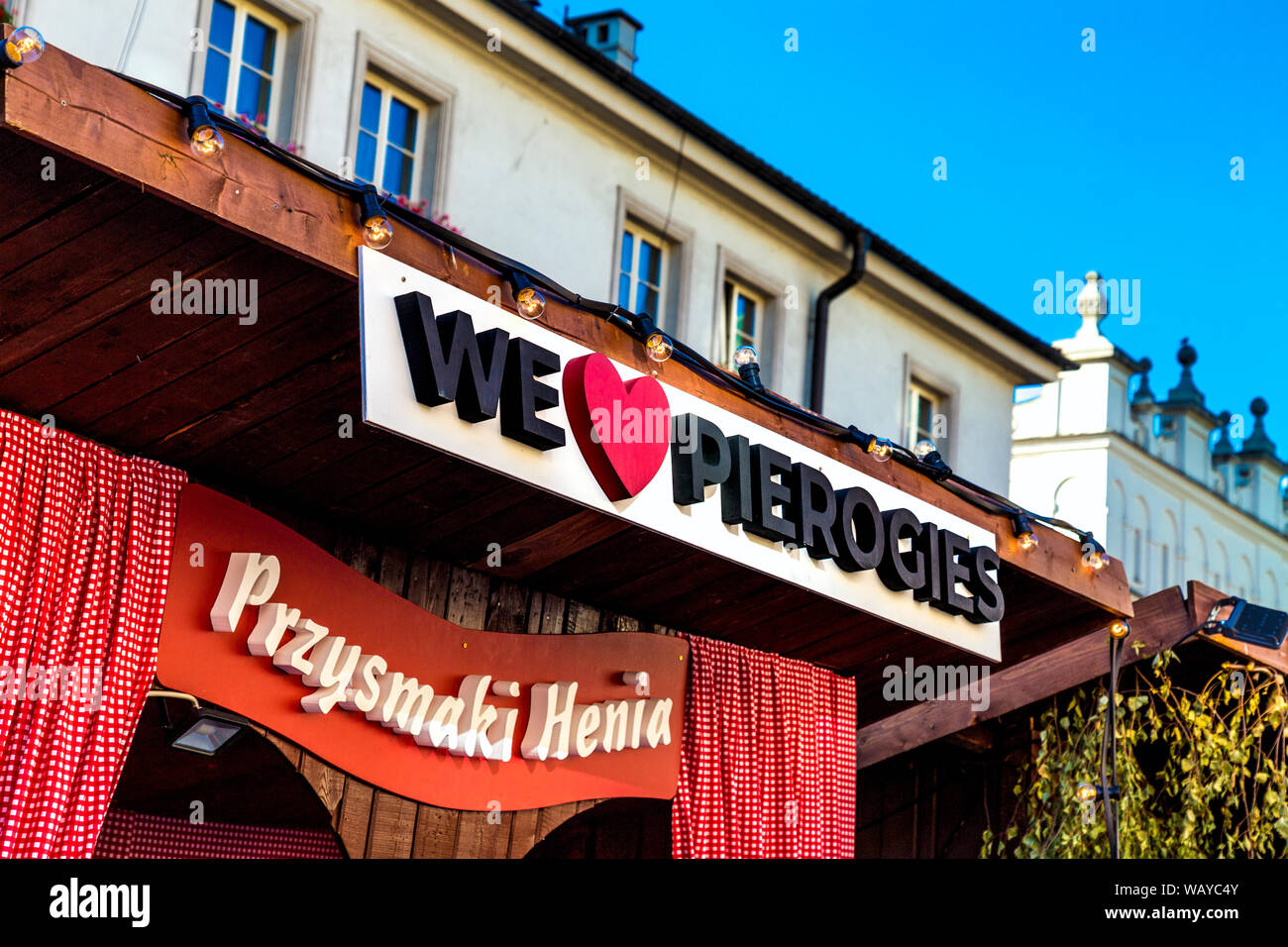 Przysmaki Henia pierogi va in mostra con lo slogan 'We Love pierogies', 16° Festival Pierogi a Cracovia, Polonia Foto Stock