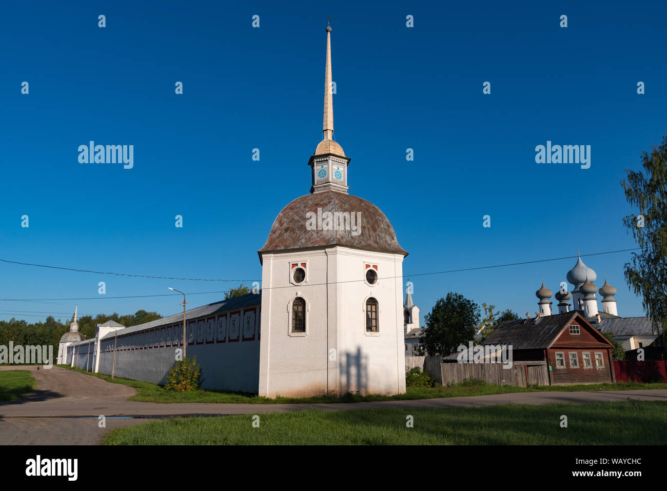 Angolo sud-est la Torre e il muro di Tikhvin Assunzione (ipotesi). Tikhvin, Russia Foto Stock