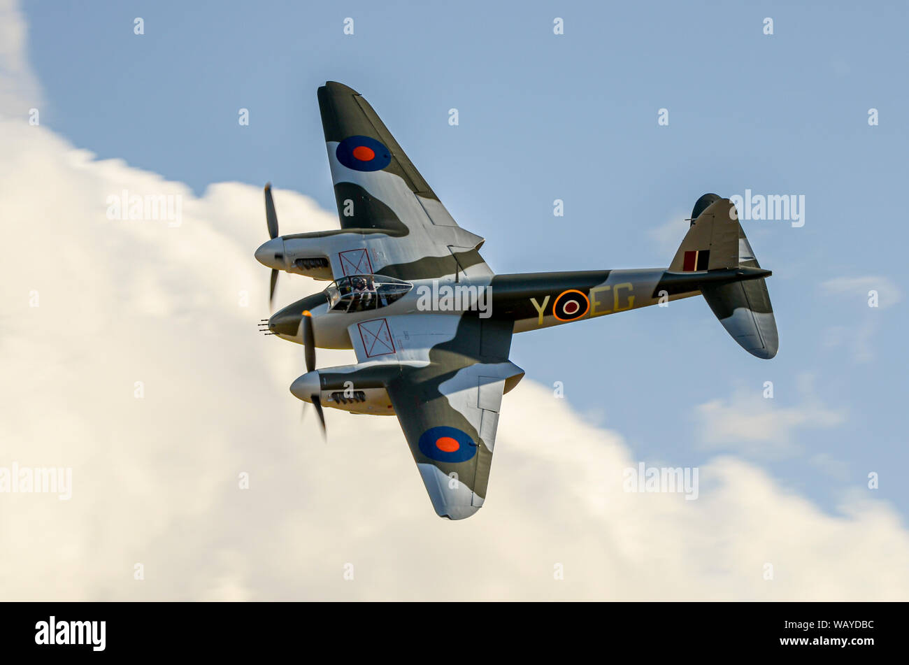 De Havilland DH.98 Mosquito Seconda Guerra Mondiale aereo da combattimento a Wings Over Wairarapa airshow cofano, aerodrome, Masterton, Nuova Zelanda. Flying Foto Stock