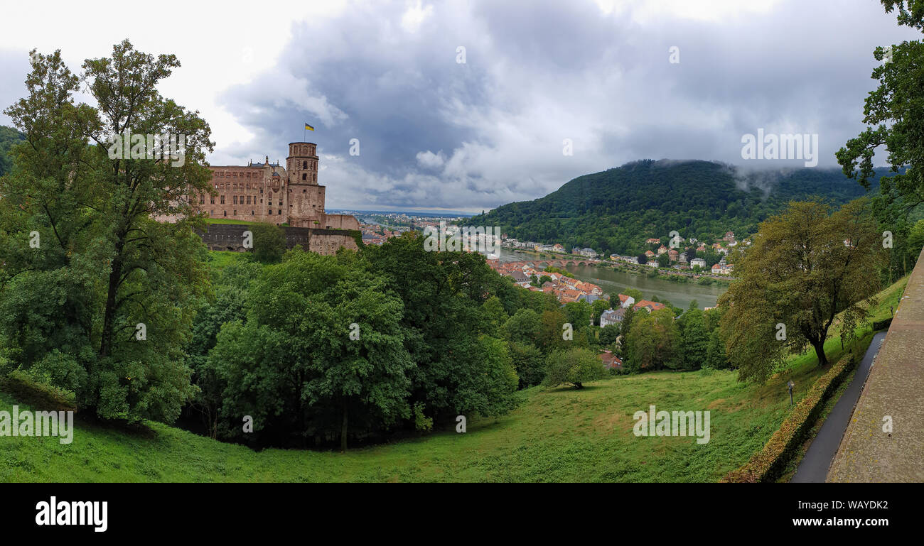 Vista panoramica del Palazzo di Heidelberg e la bellissima città medievale di Heidelberg in Germania. Foto Stock