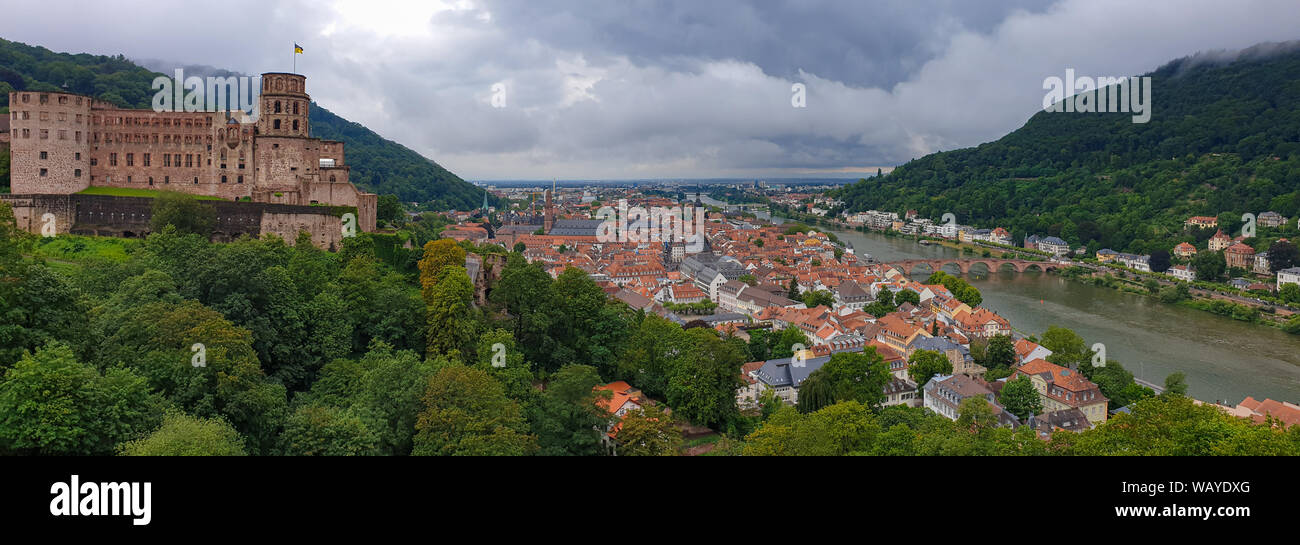 Vista panoramica del Palazzo di Heidelberg e la bellissima città medievale di Heidelberg in Germania. Foto Stock
