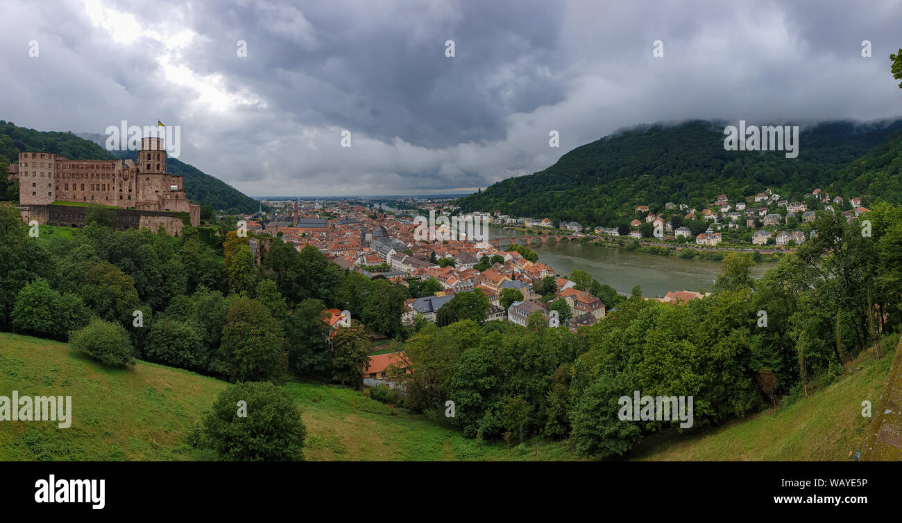 Vista panoramica del Palazzo di Heidelberg e la bellissima città medievale di Heidelberg in Germania. Foto Stock