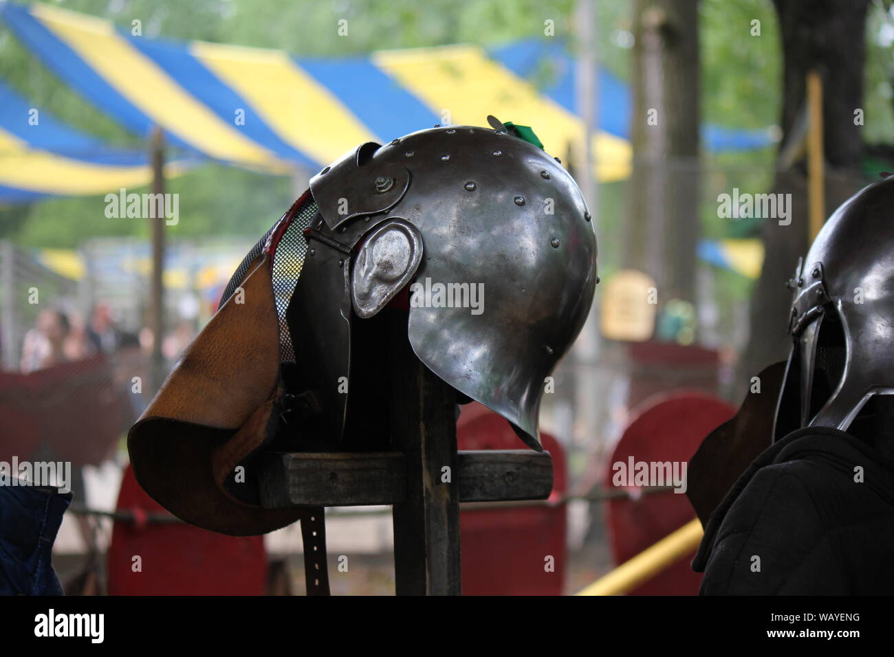 Blindati casco di ferro sul display al Bristol Renaissance Faire, feire, feyre, faire e fayre, Mittelaltermarkt, Mercats Medievals. Foto Stock