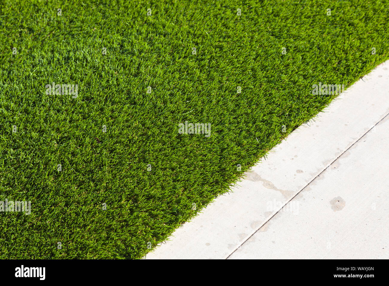 Appena installato in erba artificiale accanto alla passerella. Foto Stock