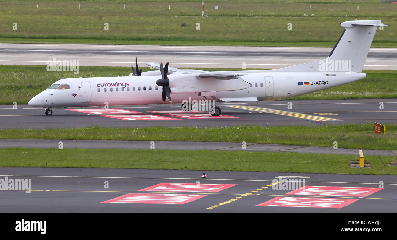 DUSSELDORF, Germania - 26 Maggio 2019: Eurowings Bombardier Dash 8 402 (NC 4250) taxi in aeroporto di Dusseldorf. Foto Stock