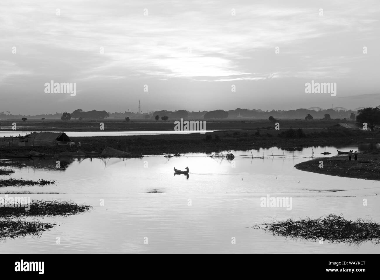 Immagine in bianco e nero di idilliaci tramonto dalla vista di U Bein Bridge si trova a Mandalay, Myanmar Foto Stock
