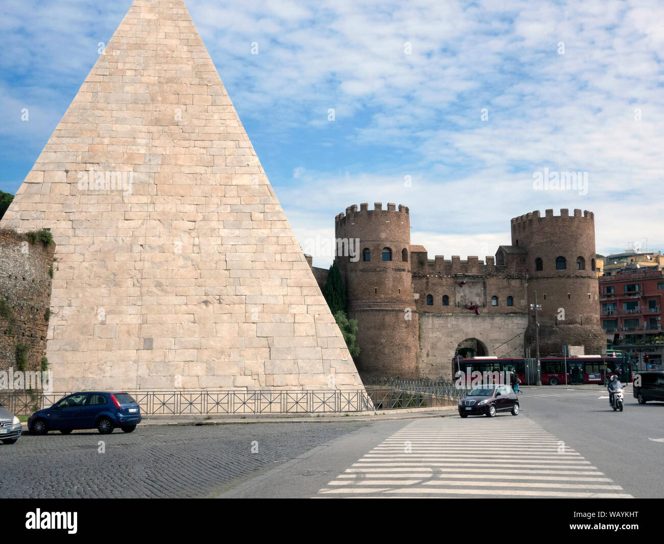 Porta San Paolo Gate e la Piramide di Caio Cestio, Roma, 2019. Foto Stock