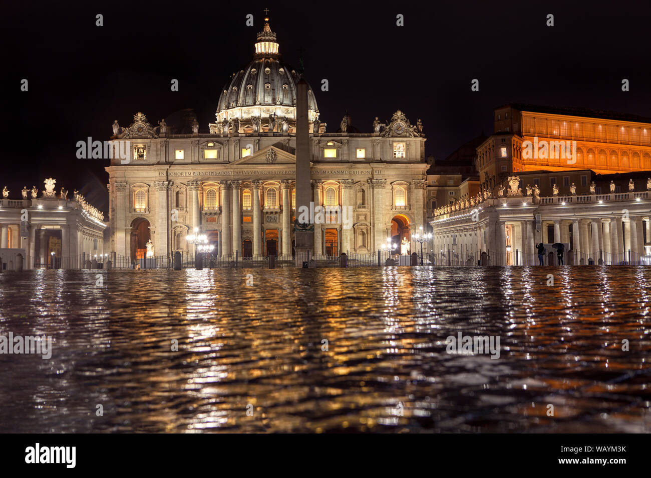 Piazza San Pietro in Vaticano nella notte piovosa Foto Stock