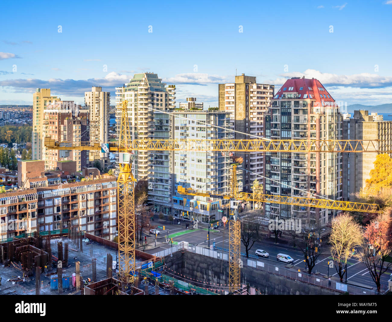 VANCOUVER, BC, Canada - 02 novembre 2018: gru erigere un nuovo edificio nel fitto downtown della città. Foto Stock