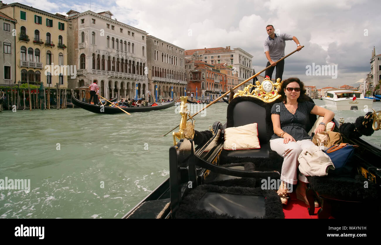 Il giro in Gondola a Venezia, Italia Foto Stock