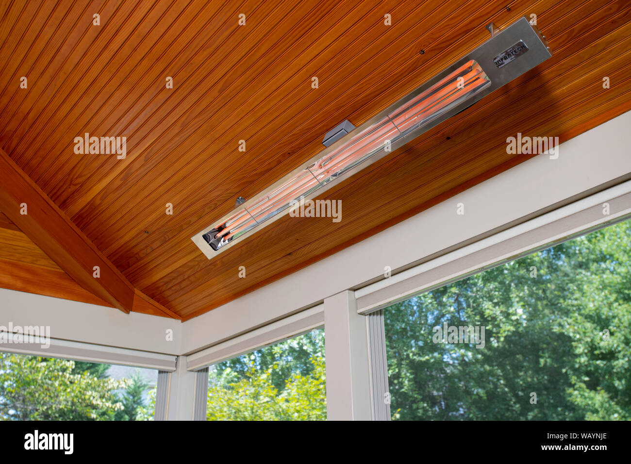 Il riscaldamento ad infrarossi in una veranda riparata. Clima controllato outdoor living space Foto Stock