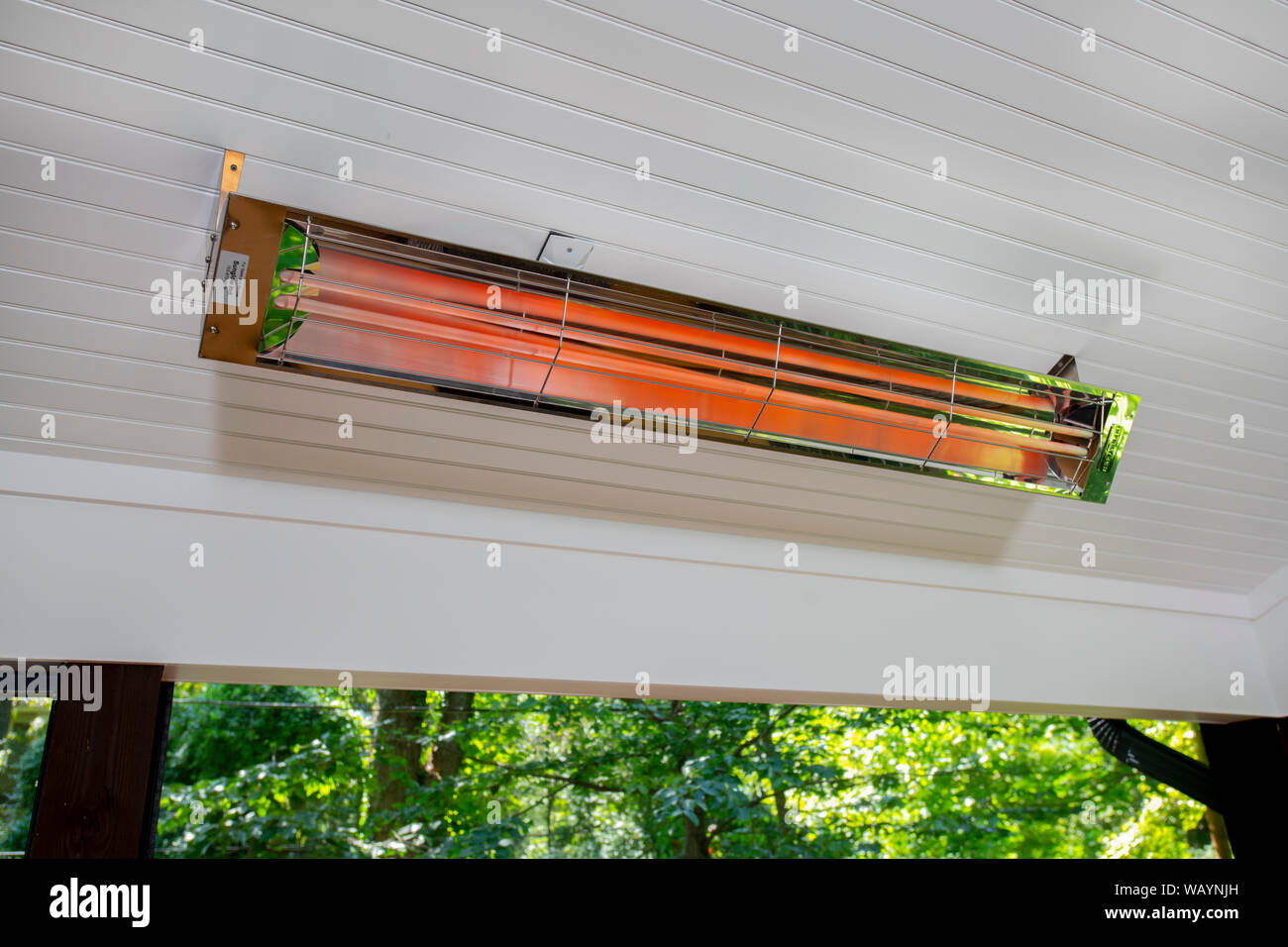 Il riscaldamento ad infrarossi in una veranda riparata. Clima controllato outdoor living space Foto Stock