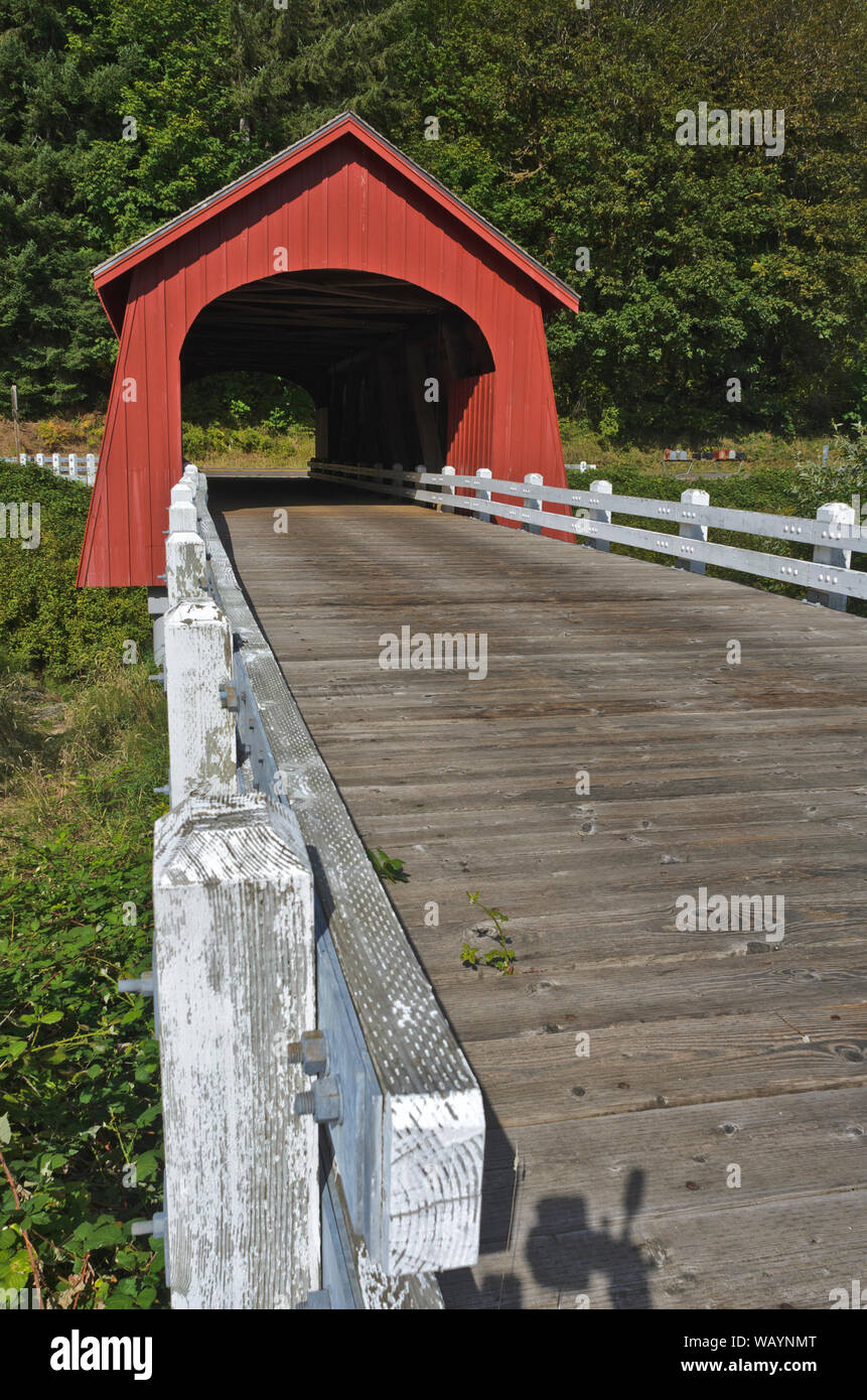 Scuola di Fisher ponte coperto, un rosso ponte coperto costruito nel 1917, attraversa cinque fiumi in Oregon Coast Range a est di Firenze. Foto Stock