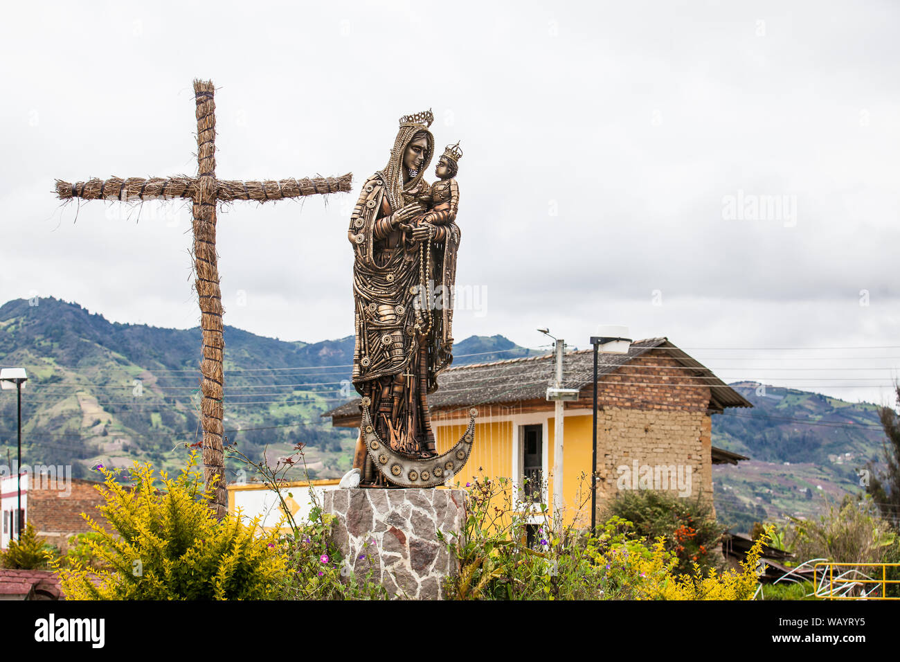 TURMEQUE, COLOMBIA - agosto, 2019: la statua della Vergine Maria e Gesù di fronte alla cappella di Nostra Signora del Rosario di un antica chiesa di Turmeque cit Foto Stock