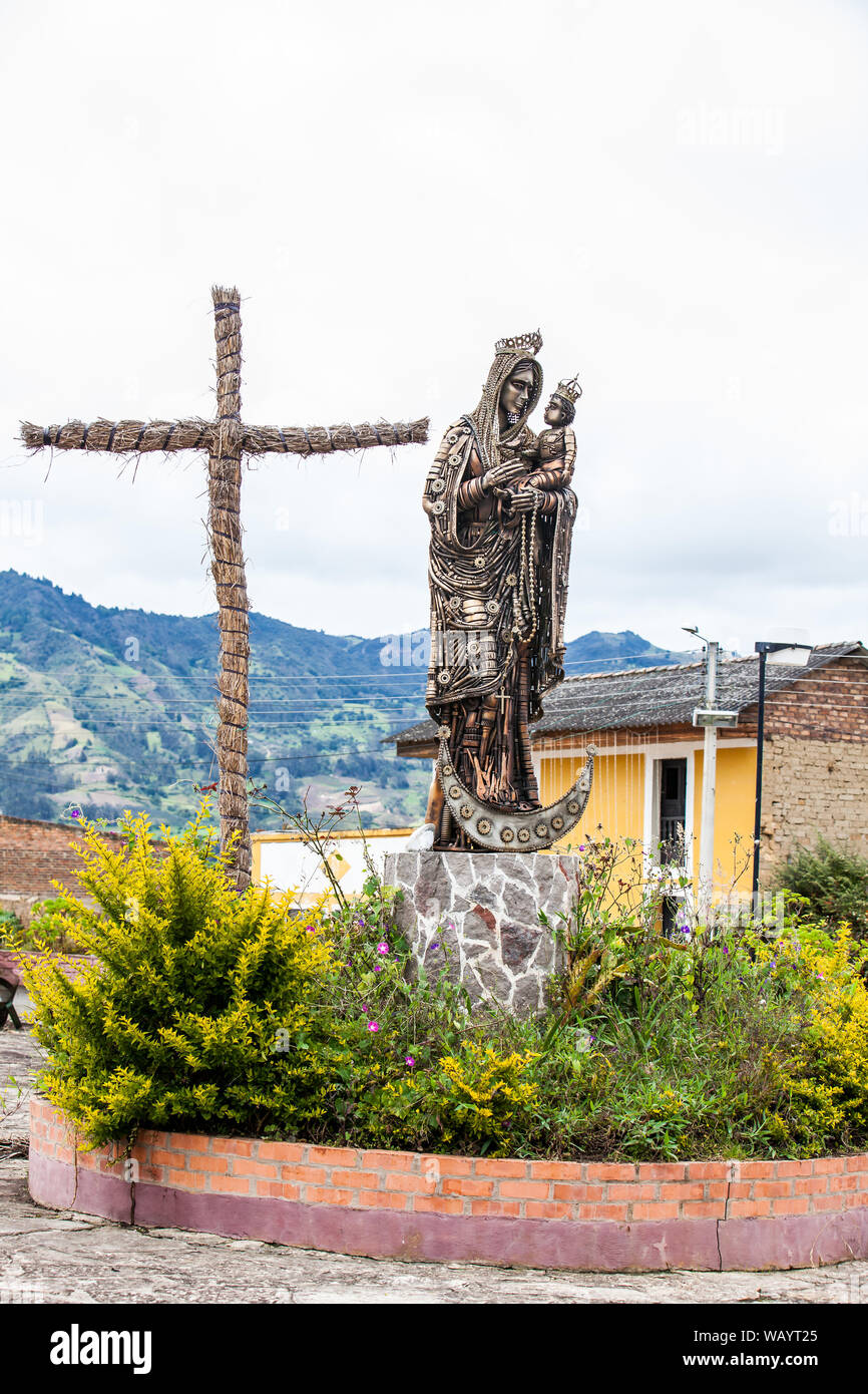 TURMEQUE, COLOMBIA - agosto, 2019: la statua della Vergine Maria e Gesù di fronte alla cappella di Nostra Signora del Rosario di un antica chiesa di Turmeque cit Foto Stock