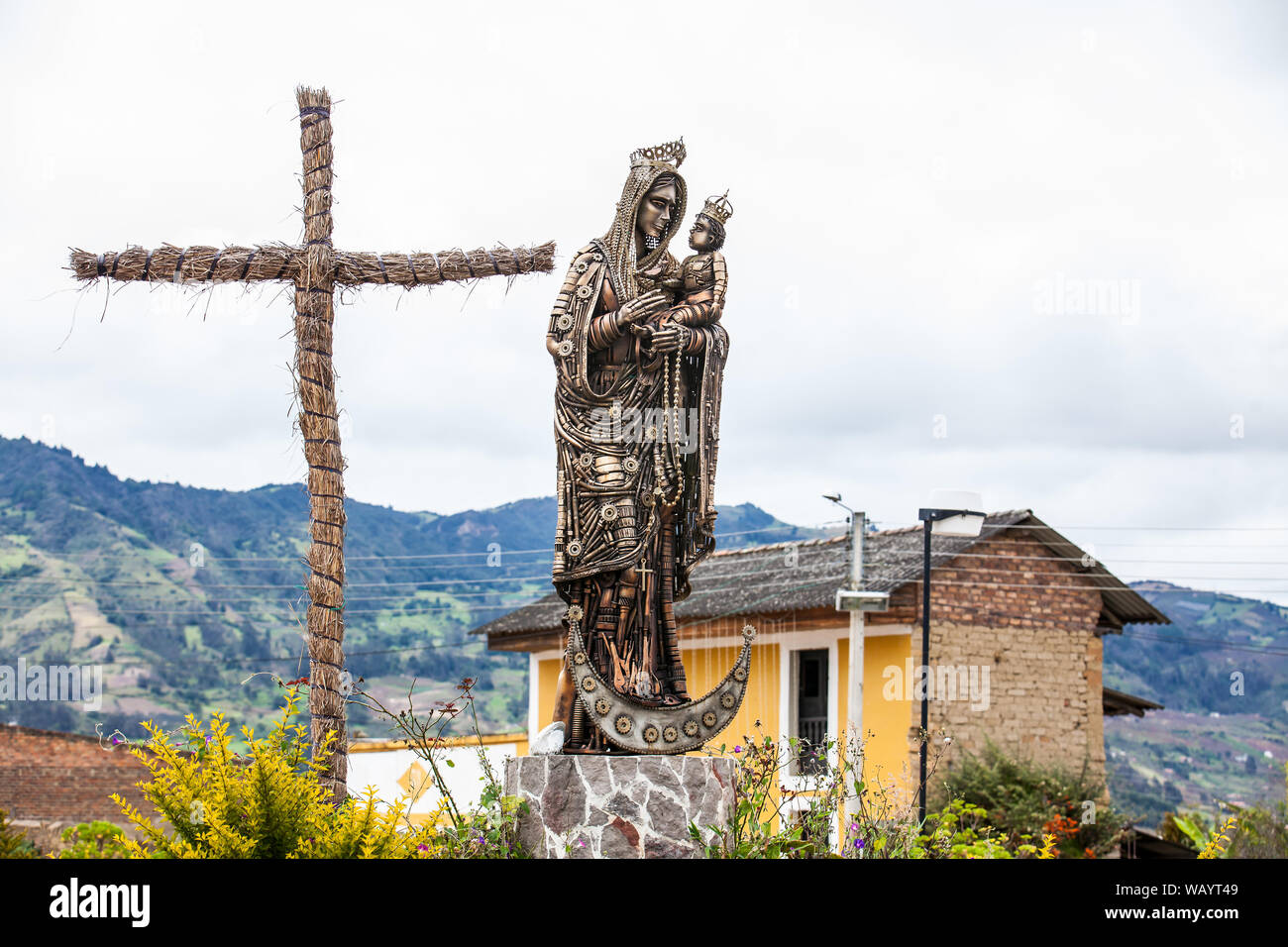 TURMEQUE, COLOMBIA - agosto, 2019: la statua della Vergine Maria e Gesù di fronte alla cappella di Nostra Signora del Rosario di un antica chiesa di Turmeque cit Foto Stock
